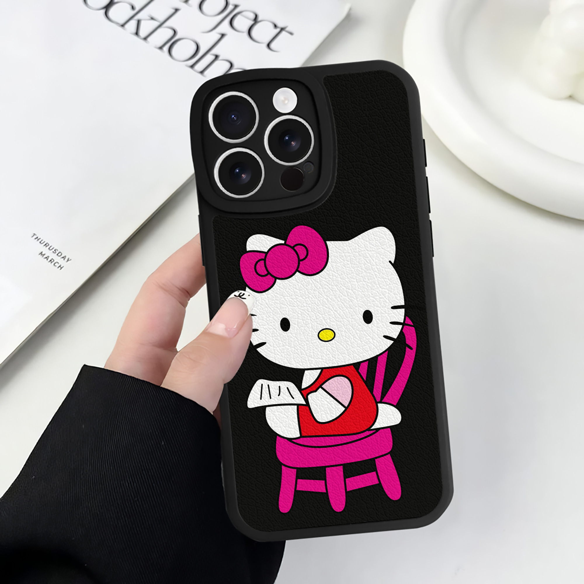 （画像用） Hello Kitty ハローキティ 【iPhone 16シリーズ対応】シリコンスマホケース（レザー調） 材質：シリコン